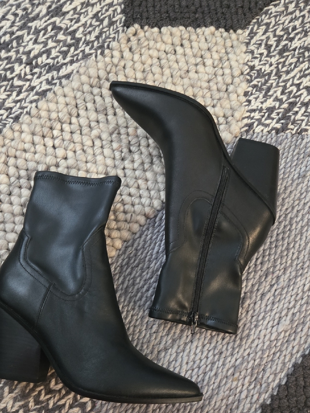 NWOB STEVE MADDEN LEATHER BOOTIES. SZ 10